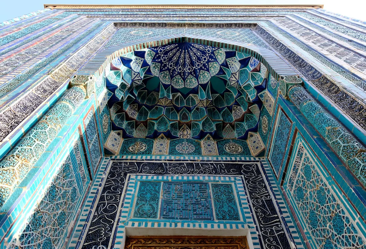 کاشی هفت‌رنگ دیوارکوب طرح گل و مرغ